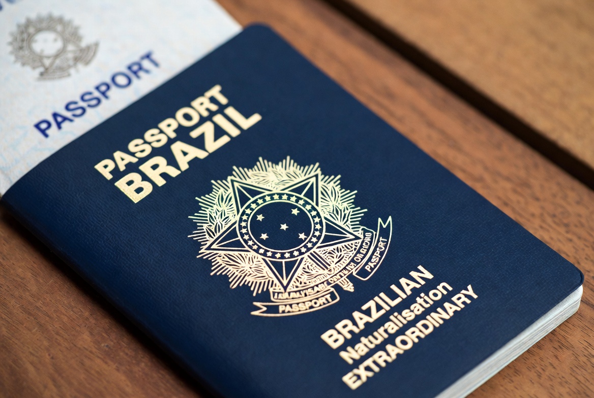 Ordinary naturalisation visual for residency-based citizenship in Brazil